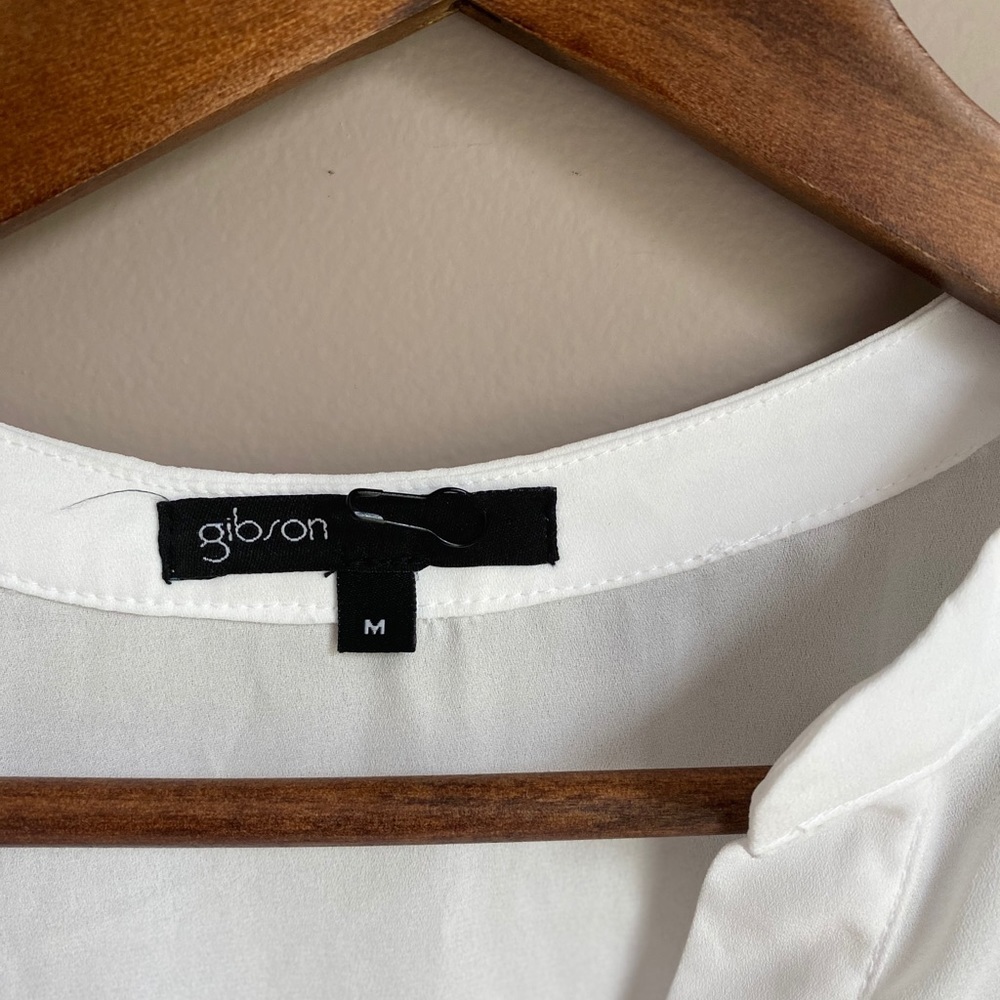 Gibson City Safari Roselyn Weaver V-Neck - Picture 5 of 6